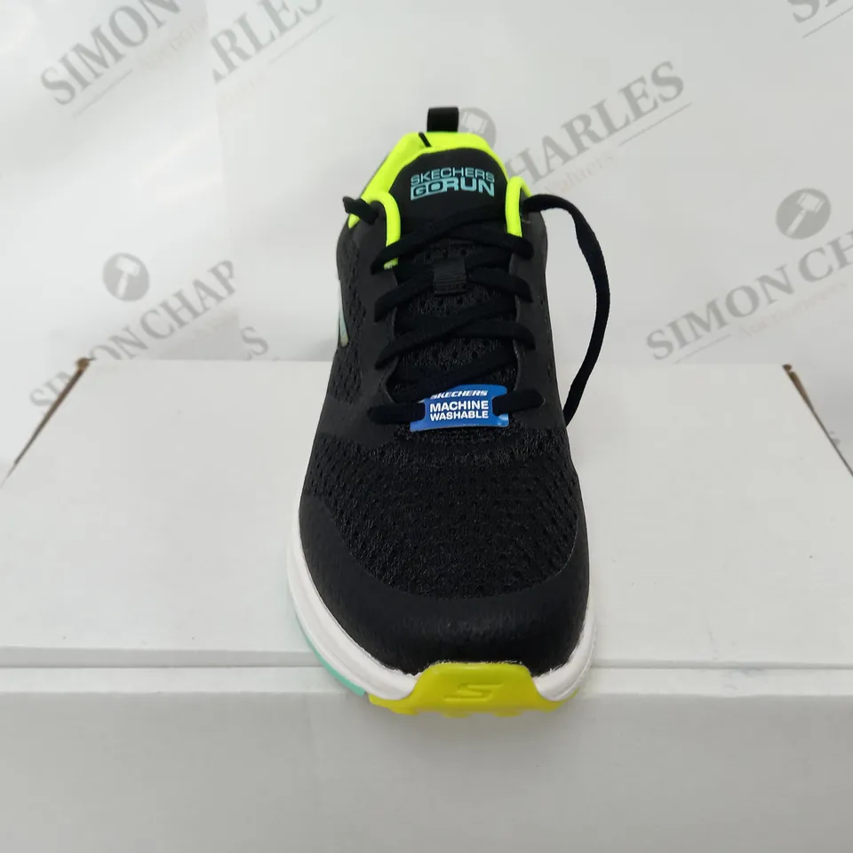 PAIR OF SKECHERS GO RUN LACE TRAINERS BLACK SIZE 5