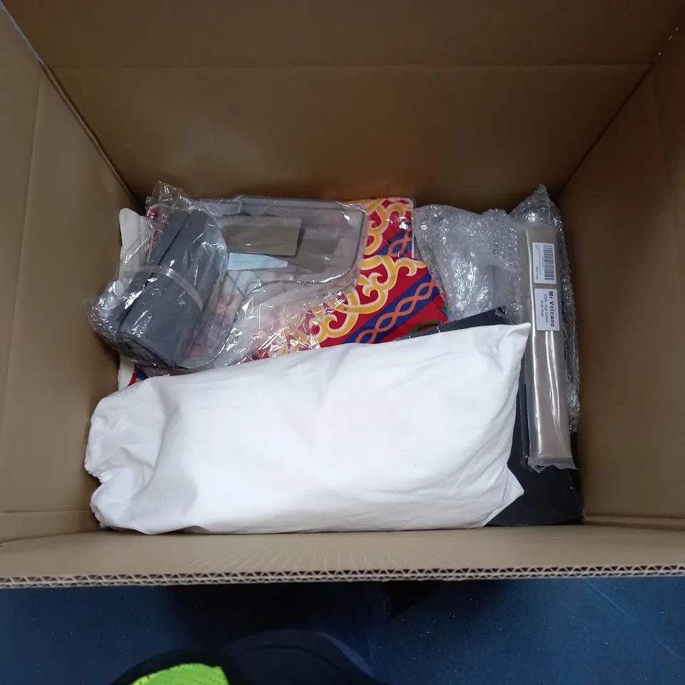 BOXED LOT OF APPROX. 15 HOUSEHOLD ITEMS TO INCLUDE SOFT FURNISHINGS, TOOLS AND KITCHENWARE