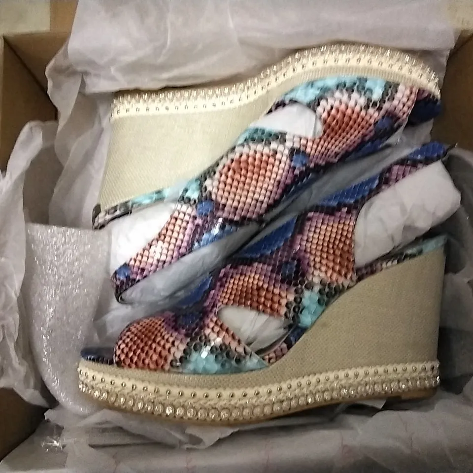 3 SHOE BOXES OF SHOES INCLUDING 2 × MODA BY PELLE EMB WEDGE MULTI BLUE SNAKESKIN SIZE 8, CHELSEA BOOTS SCOTCH SIZE 5