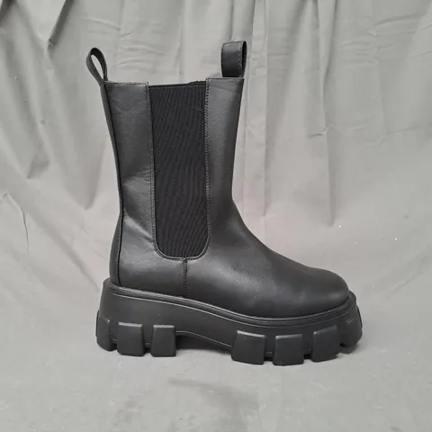 BOXED PAIR OF PRETTY LITTLE THING WIDE FIT CHUNKY BOOTS IN BLACK UK SIZE 6