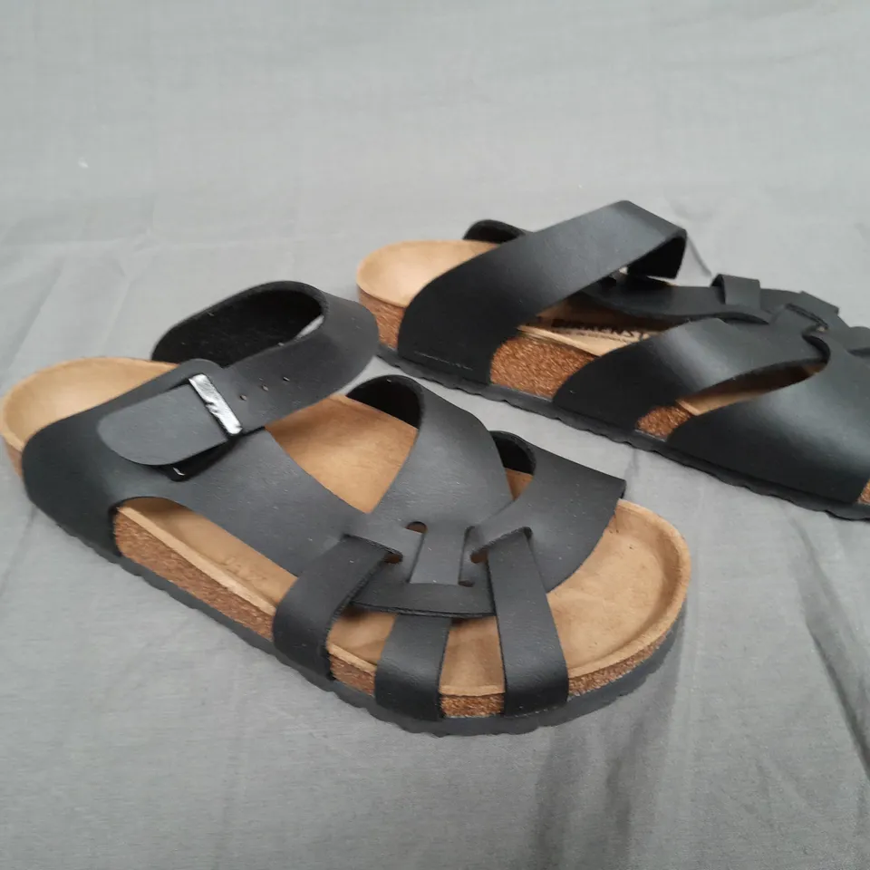 BOXED PAIR OF BIRKENSTOCK PISA BS IN BLACK SIZE UK 5.5