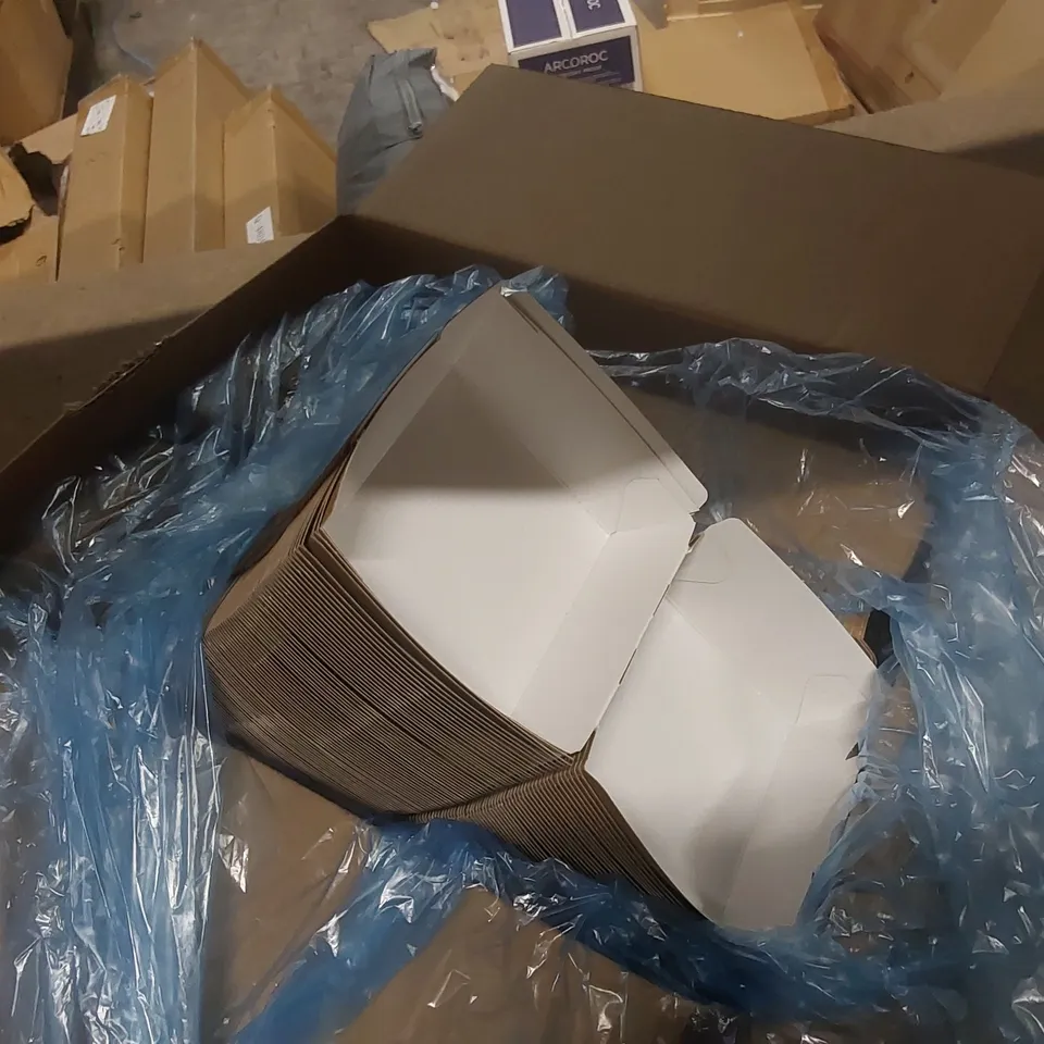 BOX CONTAINING A VERY LARGE QUANTITY OF BRAND NEW CARDBOARD BURGER BOXES