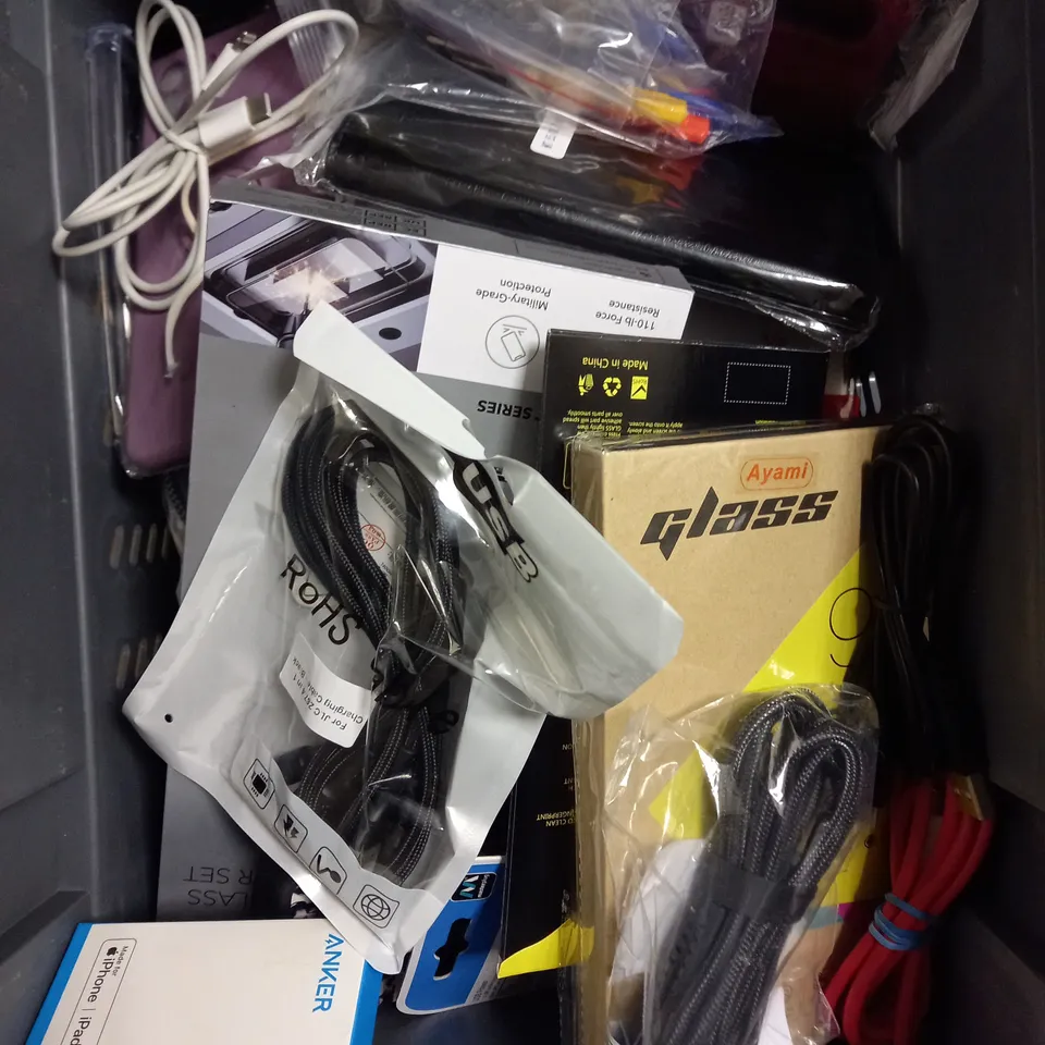 APPROXIMATELY 30 ASSORTED SMARTPHONE & TABLET ACCESSORIES TO INCLUDE CASES, CHARGING CABLES, USB PLUGS ETC