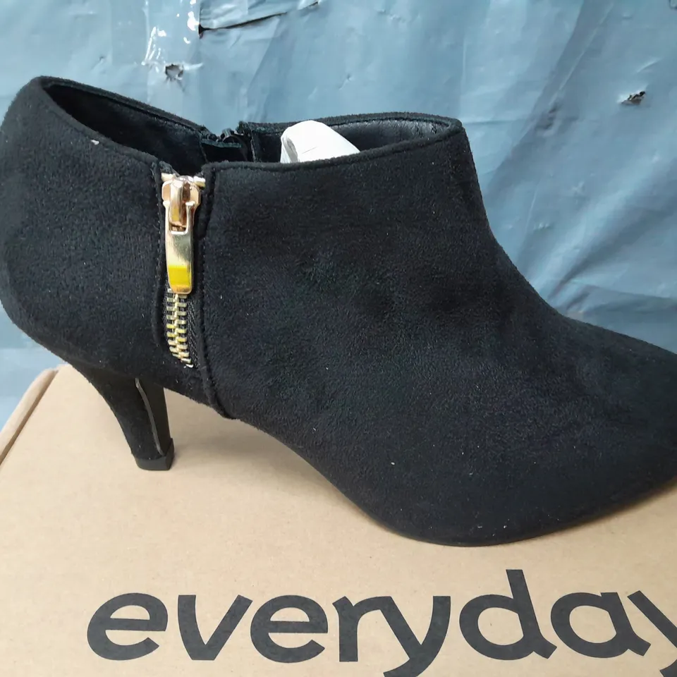 WIDE FIT HEELS IN BLACK - SIZE 8