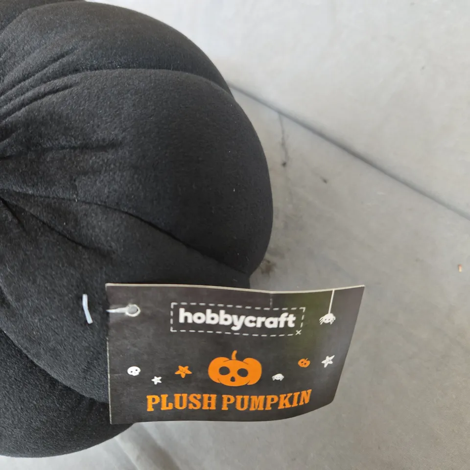 BOX OF APPROXIMATELY 70 HOBBYCRAFT PLUSH PUMPKIN DECORATIONS – BLACK VELVET PUMPKINS