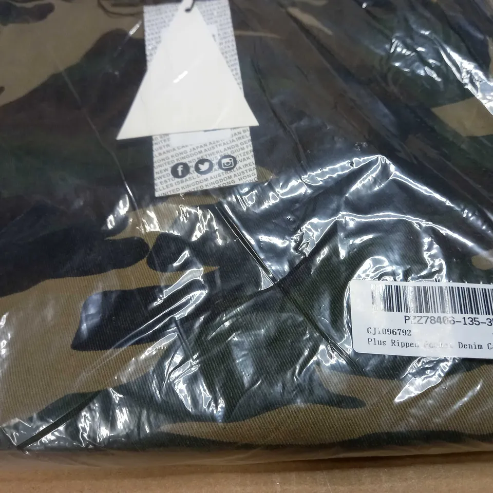 BOOHOO PLUS RIPPED POCKET DENIM CARGO PANTS - SIZE 22