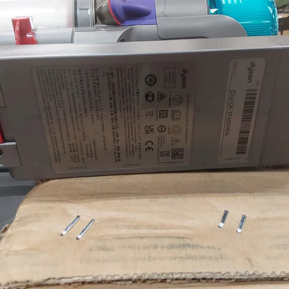 DYSON GEN5DETECT ABSOLUTE CORDLESS VACUUM CLEANER - MISSING BRUSH HEAD