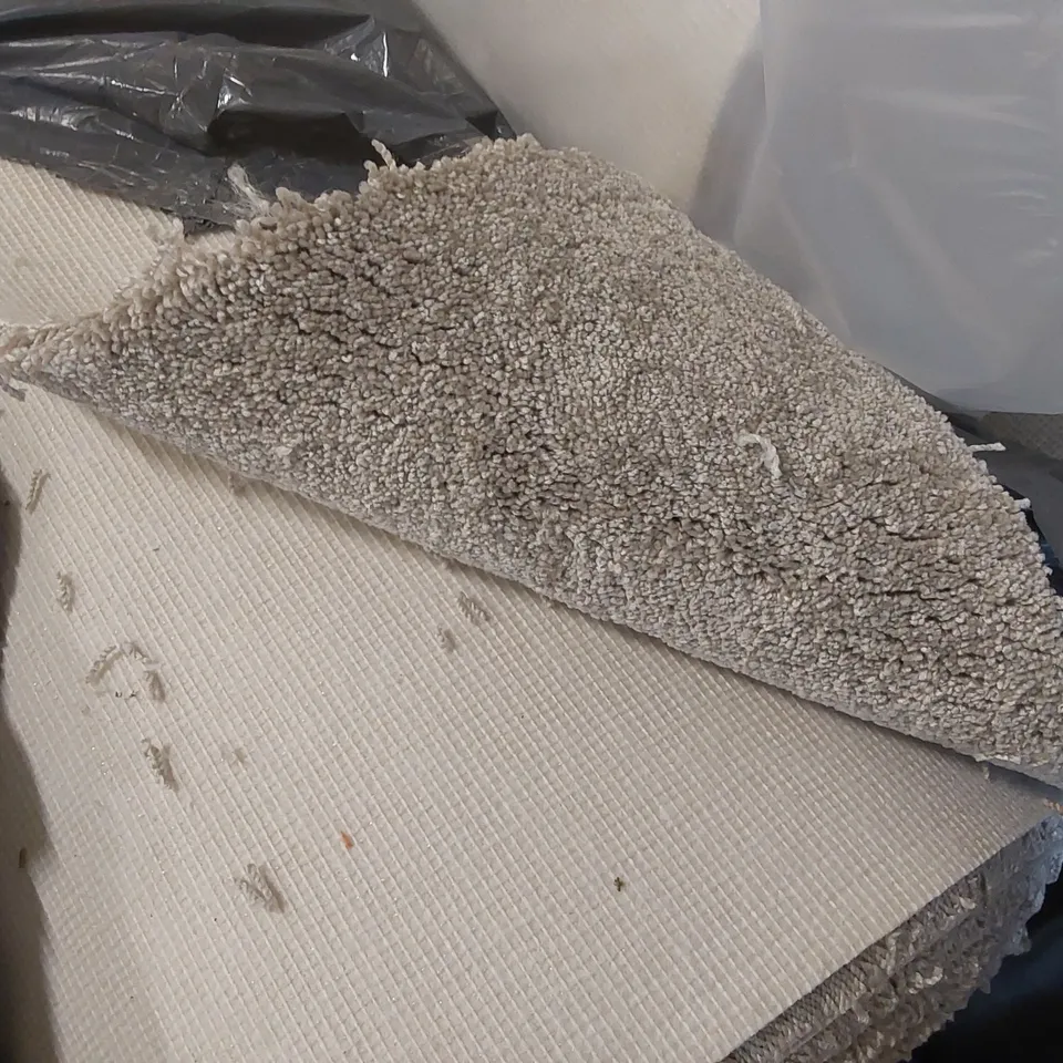 ROLL OF QUALITY ECLIPSE BEACH CAVE CARPET - APPROXIMATELY 10 x 5m