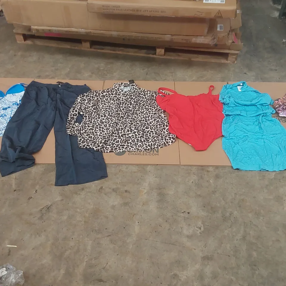 PALLET CONTAINING APPROXIMATELY 550x BRAND NEW ASSORTED DESIGNER CLOTHING ITEMS