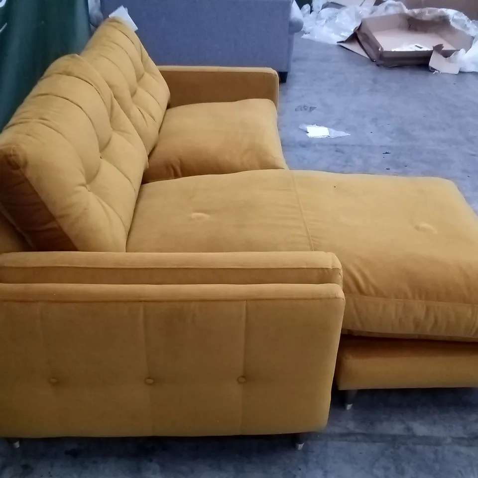 QUALITY THE LOUNGE CO DESIGNER SOFA WITH LHF CHAISE - MUSTARD FABRIC 