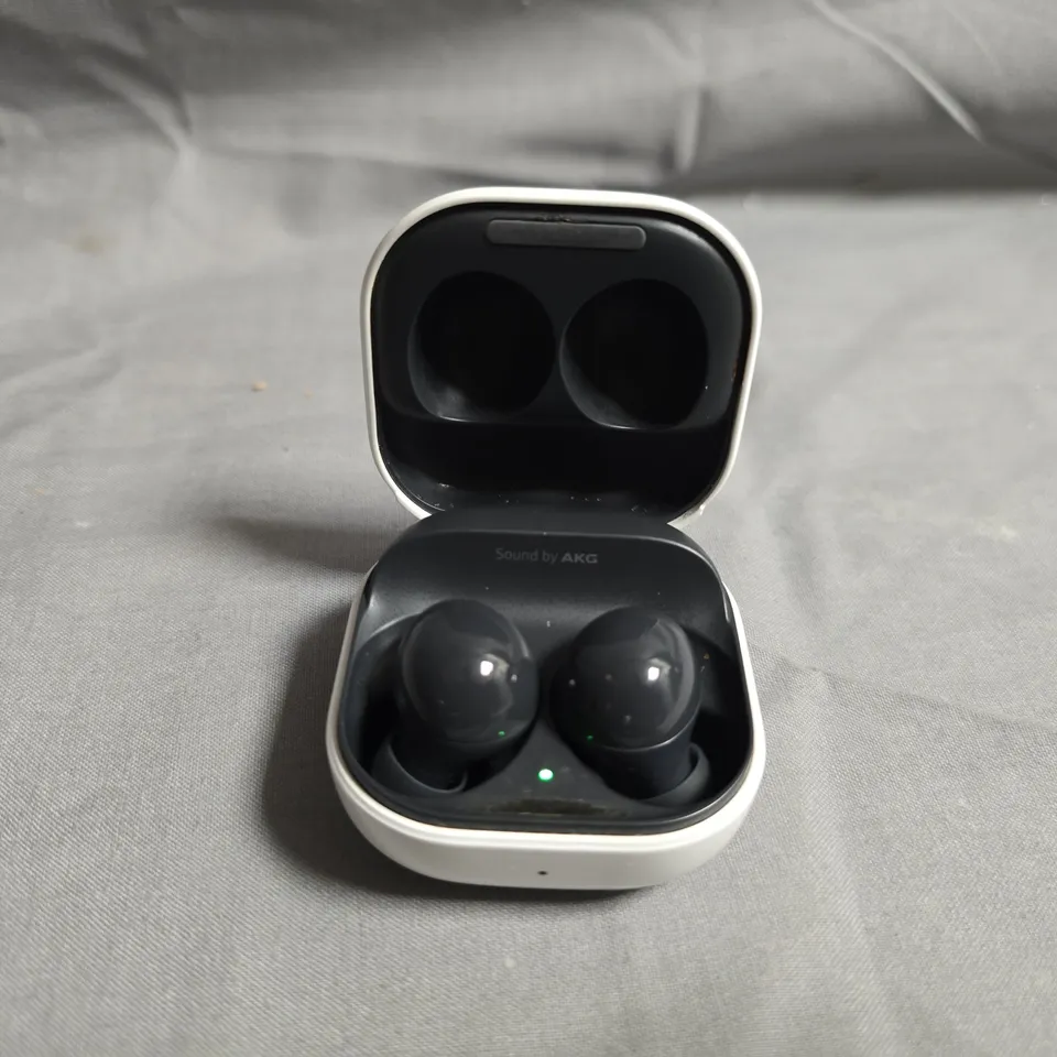 SAMSUNG WIRELESS EARBUDS WITH CHARGING CASE – WHITE (SM-R177)