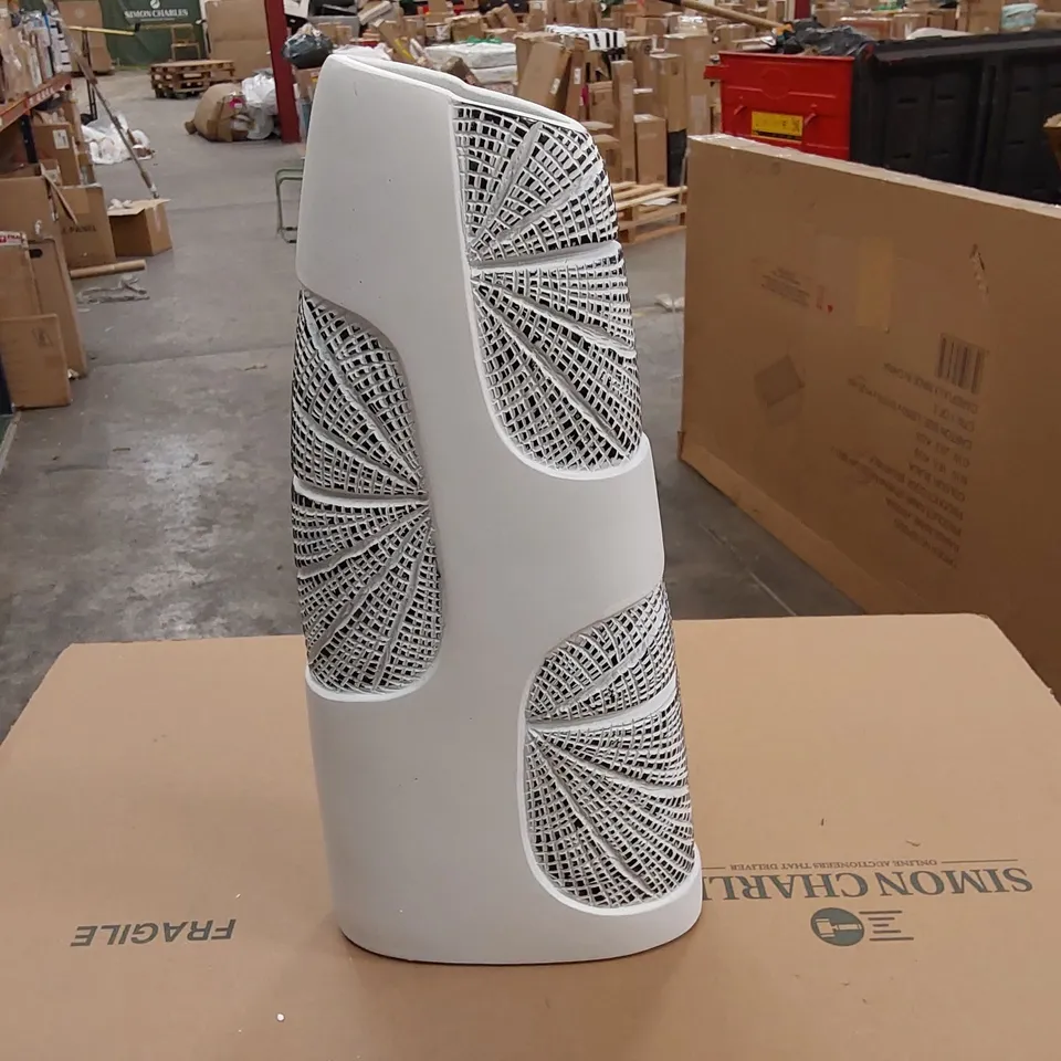 BOXED ABBRA VASE (1 BOX)