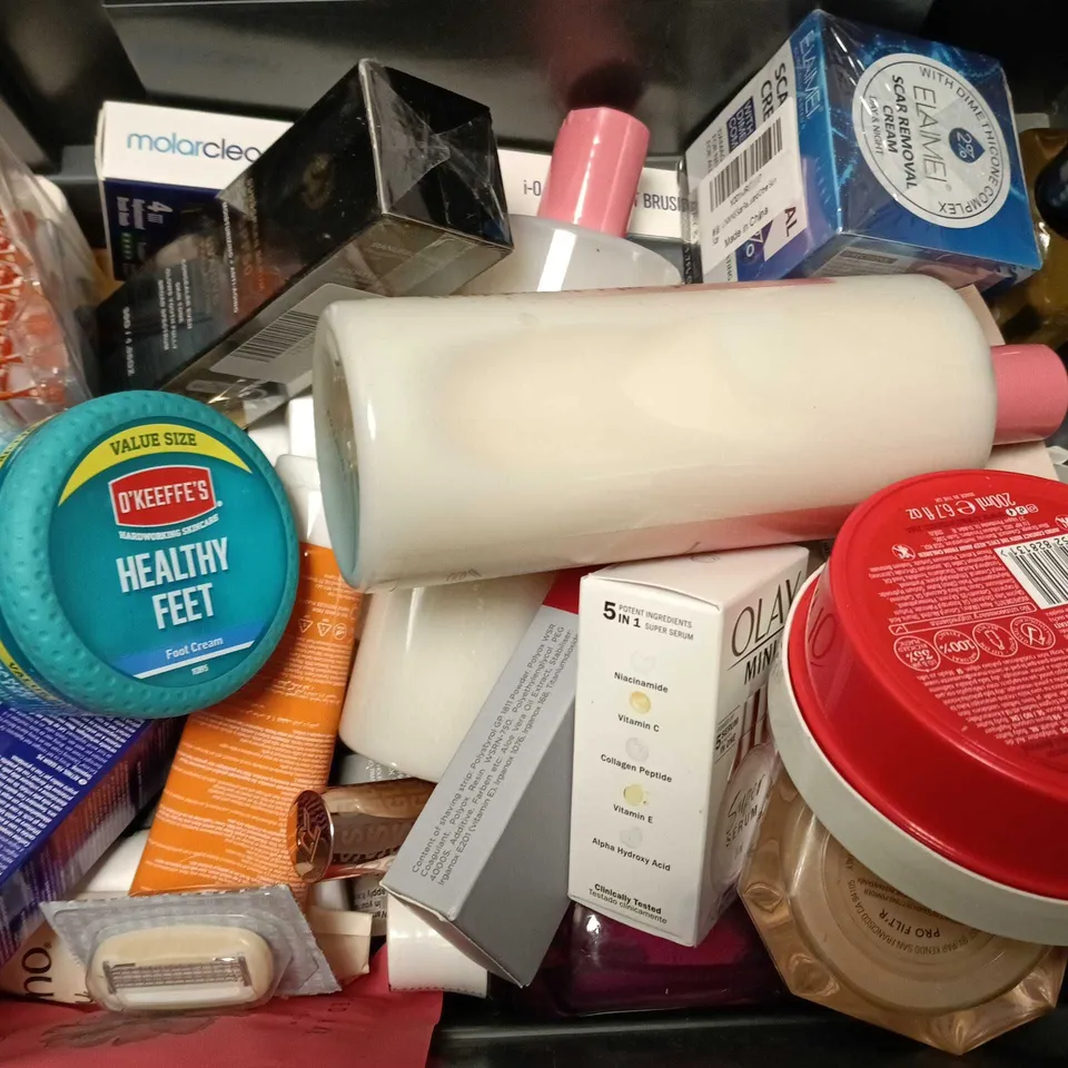 APPROXIMATELY 15 ASSORTED HEALTH & BEAUTY PRODUCTS TO INCLUDE SOAP & GLORY BODY WASH, FIRMING LIFTING NECK CREAM, OLAY MINI SUPER SERUM, ETC