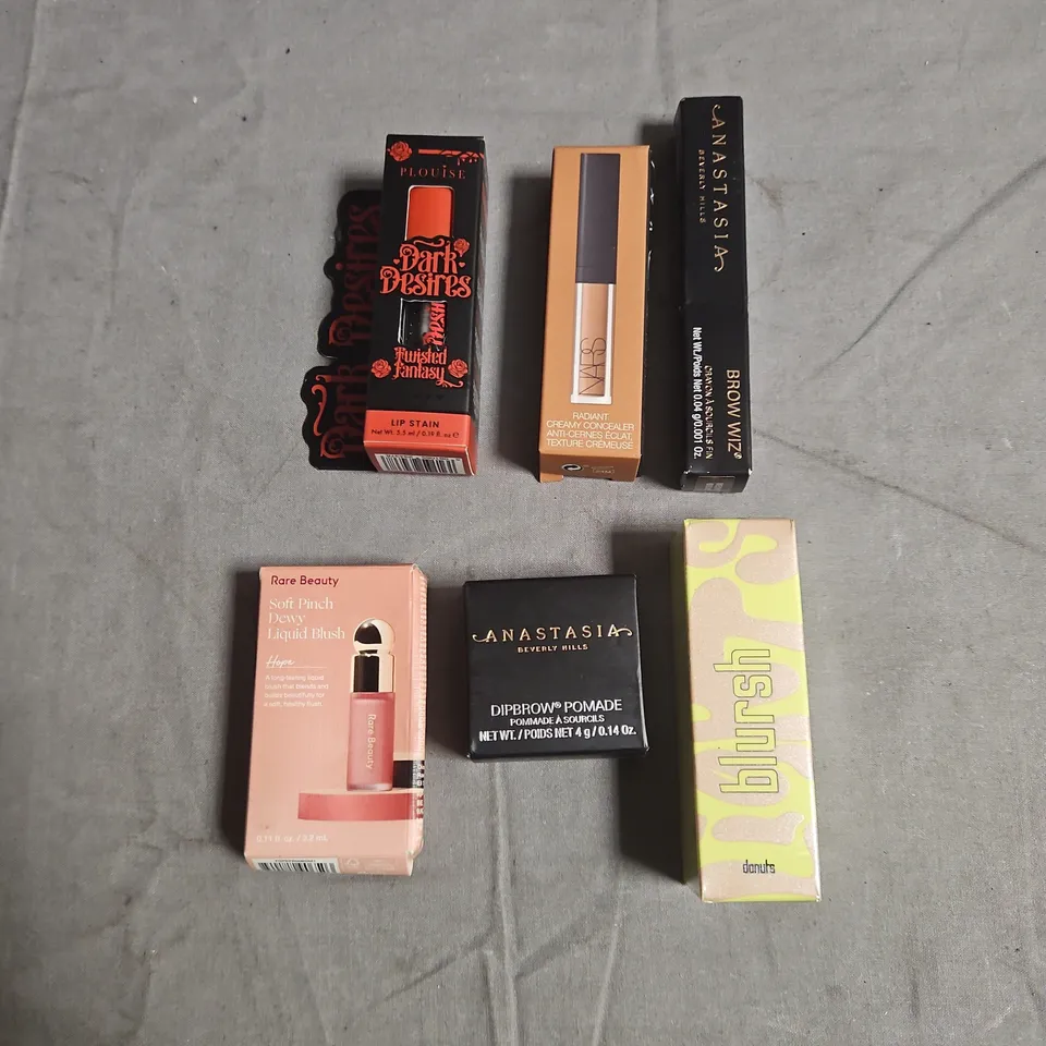 LOT OF 5 ASSORTED COSMETIC PRODUCTS TO INCLUDE - PLOUISE DARK DESIRES LIP STAIN - RARE BEAUTY LIQUID BLUSH - MADE BY MITCHELL BLURSH HIGHLIGHTER IN DONUTS - ETC