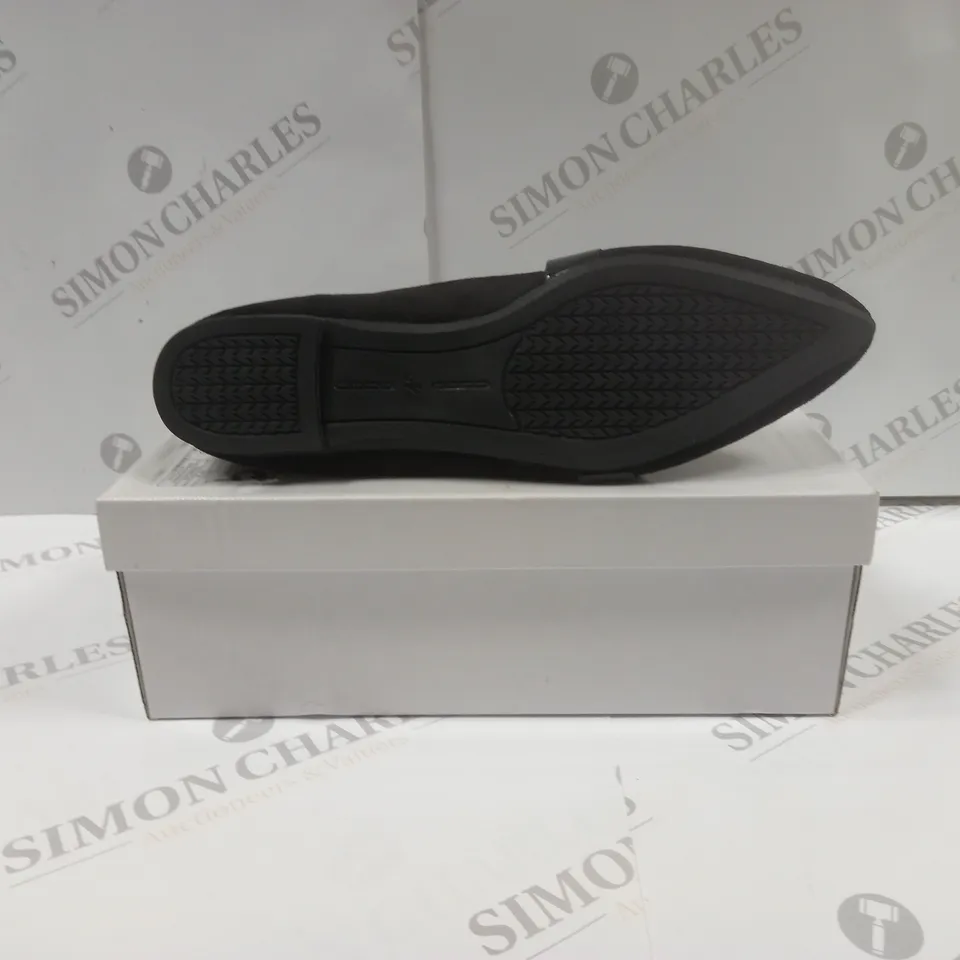 BOXED PAIR OF WOMENS SHOES UK SIZE 8