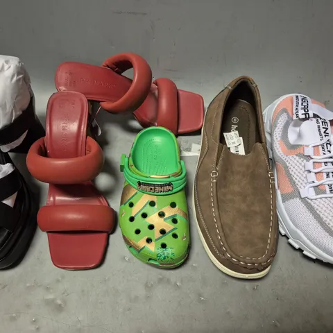 APPROXIMATELY 15 PAIRS OF ASSORTED UNBOXED SHOES TO INCLUDE - FLIP FLOPS - SLIPPERS - TRAINERS ETC
