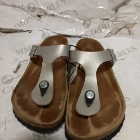 BONOVA IBIZA PEARL SHINE FOOTBED SANDAL SIZE 5