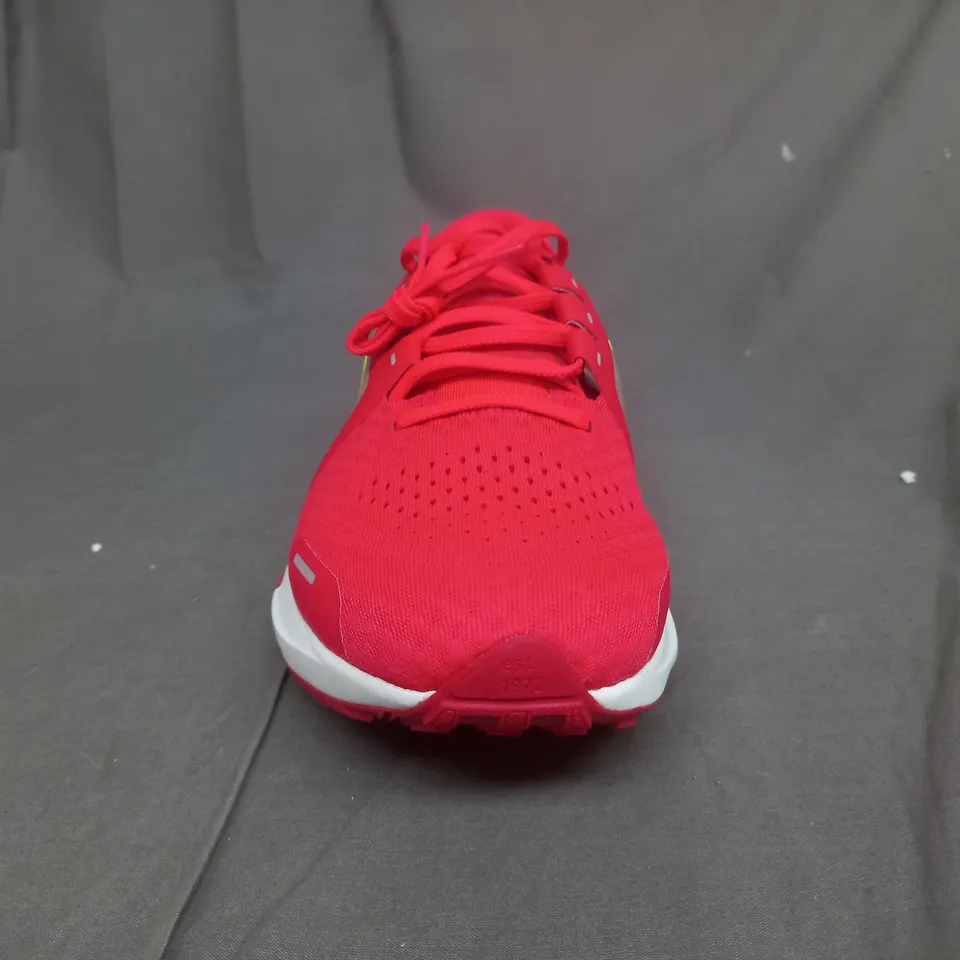PAIR OF NIKE AIR ZOOM VOMERO 16 SHOES IN BRIGHT RED UK SIZE 12