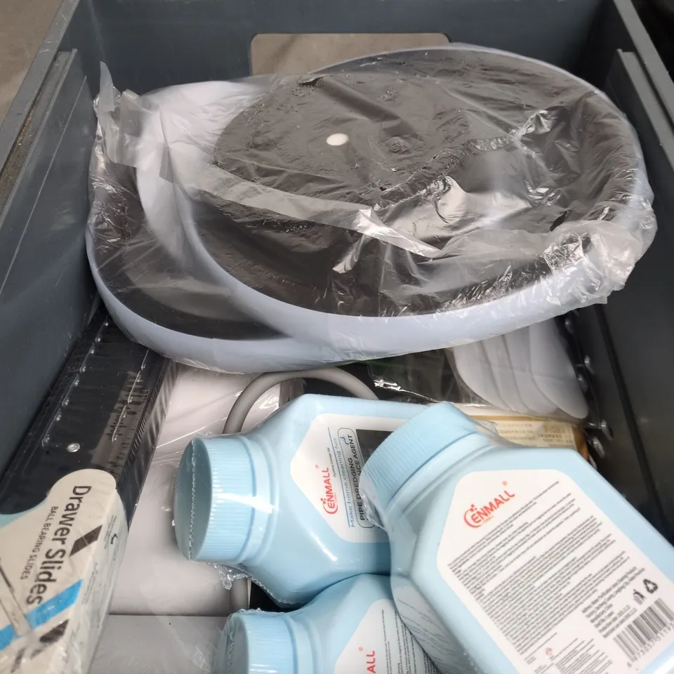 APPROXIMATELY 15 ASSORTED HOUSEHOLD ITEMS TO INCLUDE PICA DRY METAL SET, TILL ROLL AND DRAWER SLIDES