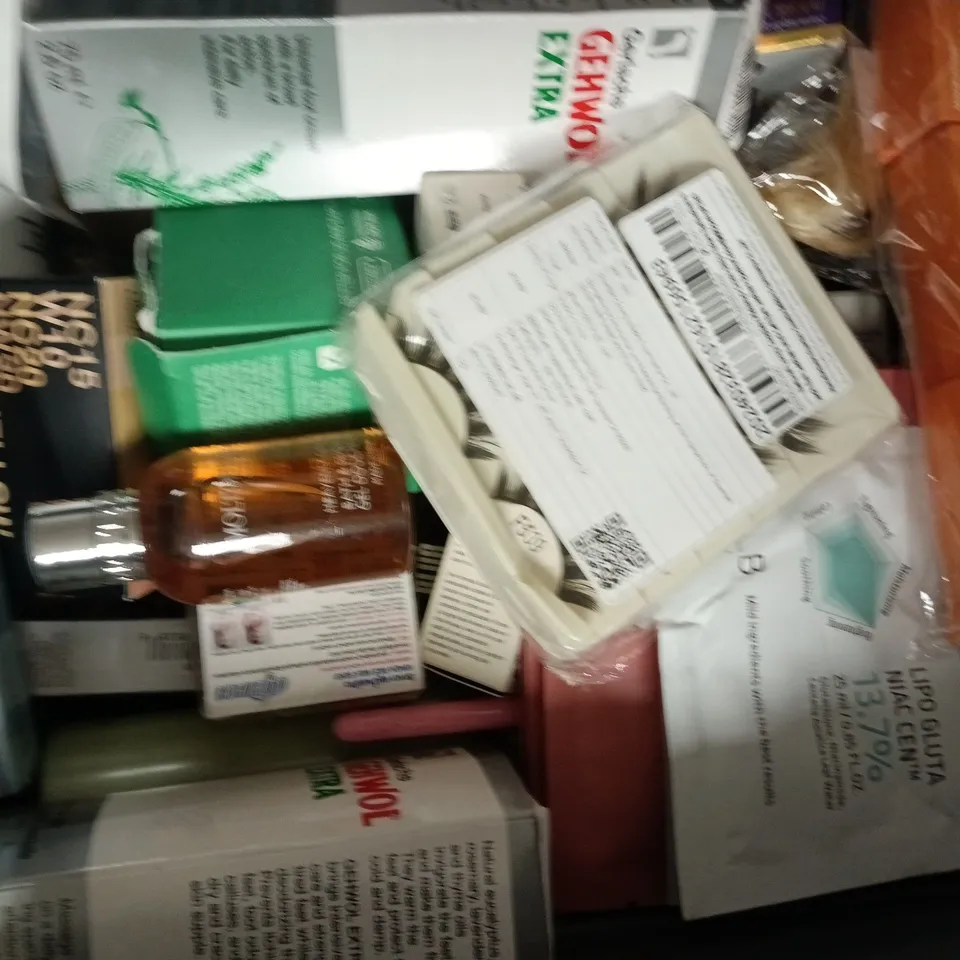 APPROXIMATELY 20 ASSORTED COSMETIC ITEMS TO INCLUDE DIVOQUÉ, GERLACHS, ETC - COLLECTION ONLY