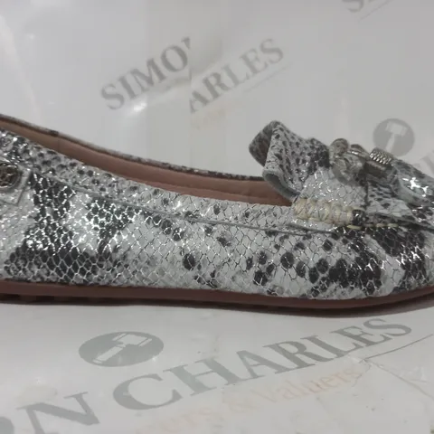 BOXED PAIR OF MODA IN PELLE ETHELIA SHOES IN WHITE/SILVER SIZE 7