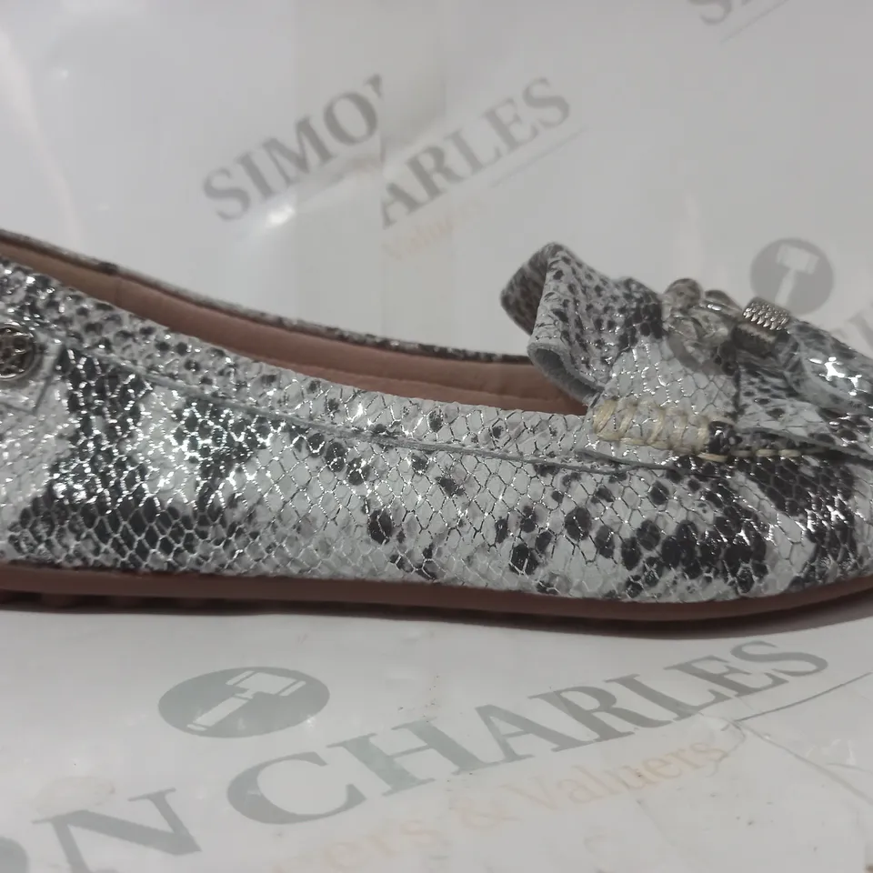 BOXED PAIR OF MODA IN PELLE ETHELIA SHOES IN WHITE/SILVER SIZE 7