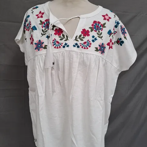 BRAKEBURN PIPER EMBROIDED T-SHIRT IN WHITE SIZE 16