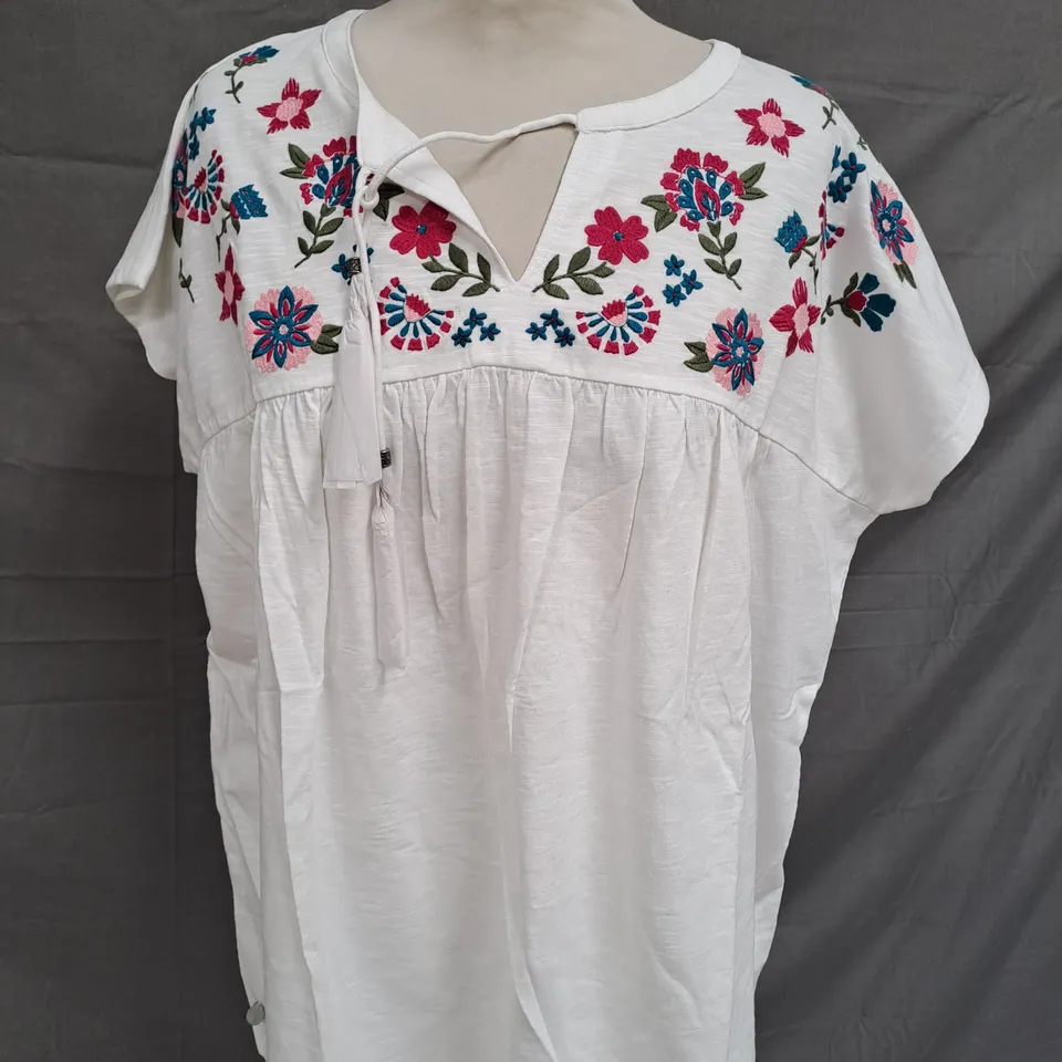 BRAKEBURN PIPER EMBROIDED T-SHIRT IN WHITE SIZE 16