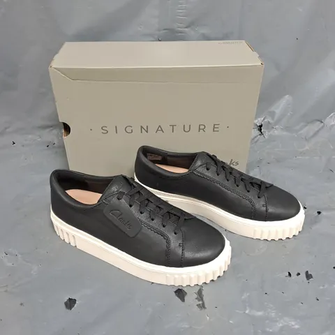 BOXED PAIR OF CLANKS SIGNATURE MAYHILL BLACK LEATHER UK 7