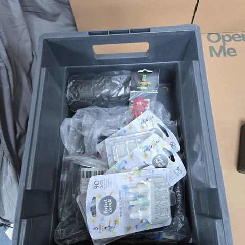 TOTE OF APPROXIMATELY 10 ASSORTED ITEMS TO INCLUDE: SET OF 6 COASTERS