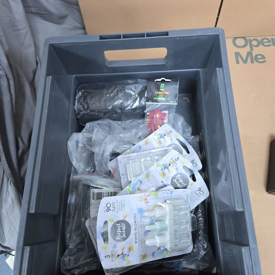 TOTE OF APPROXIMATELY 10 ASSORTED ITEMS TO INCLUDE: SET OF 6 COASTERS