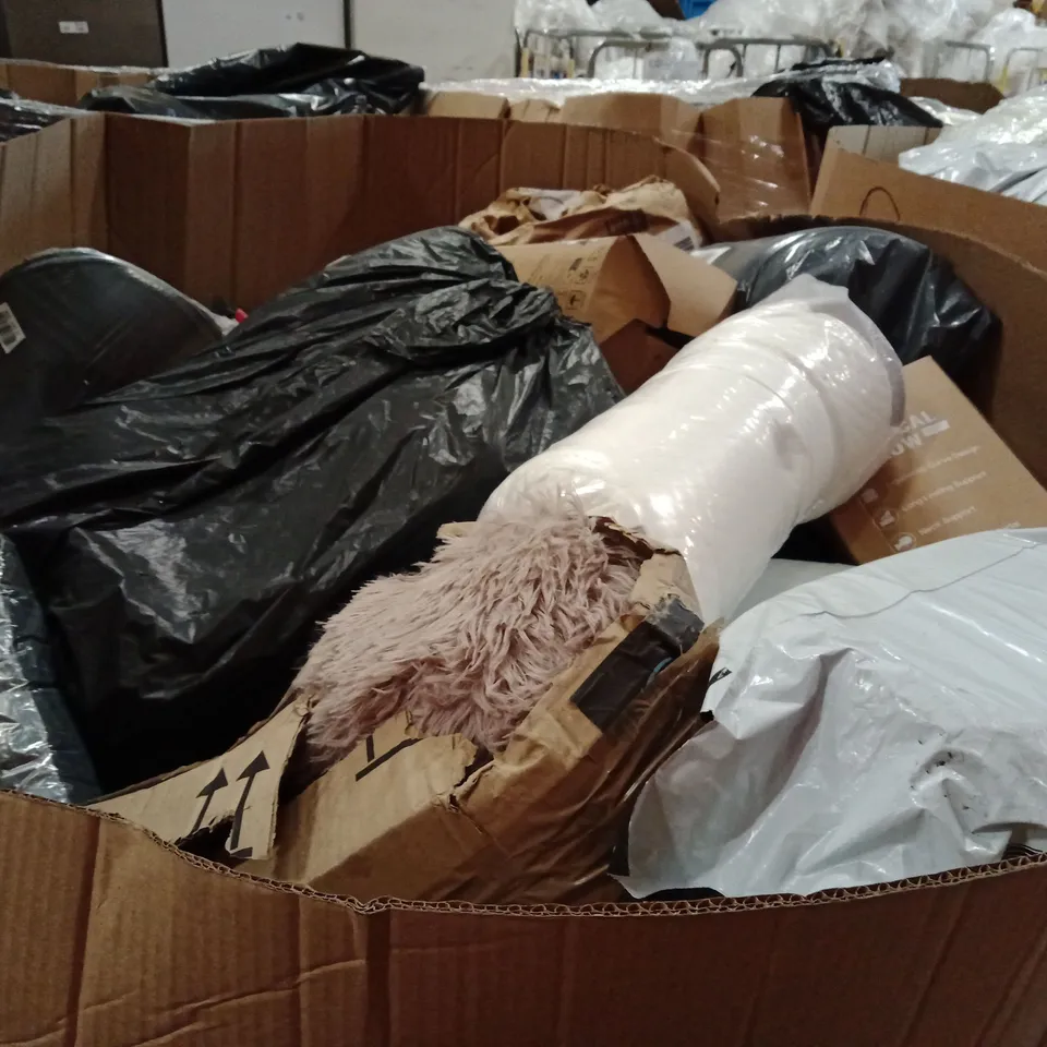 PALLET CONTAINING A LARGE QUANTITY OF PILLOWS