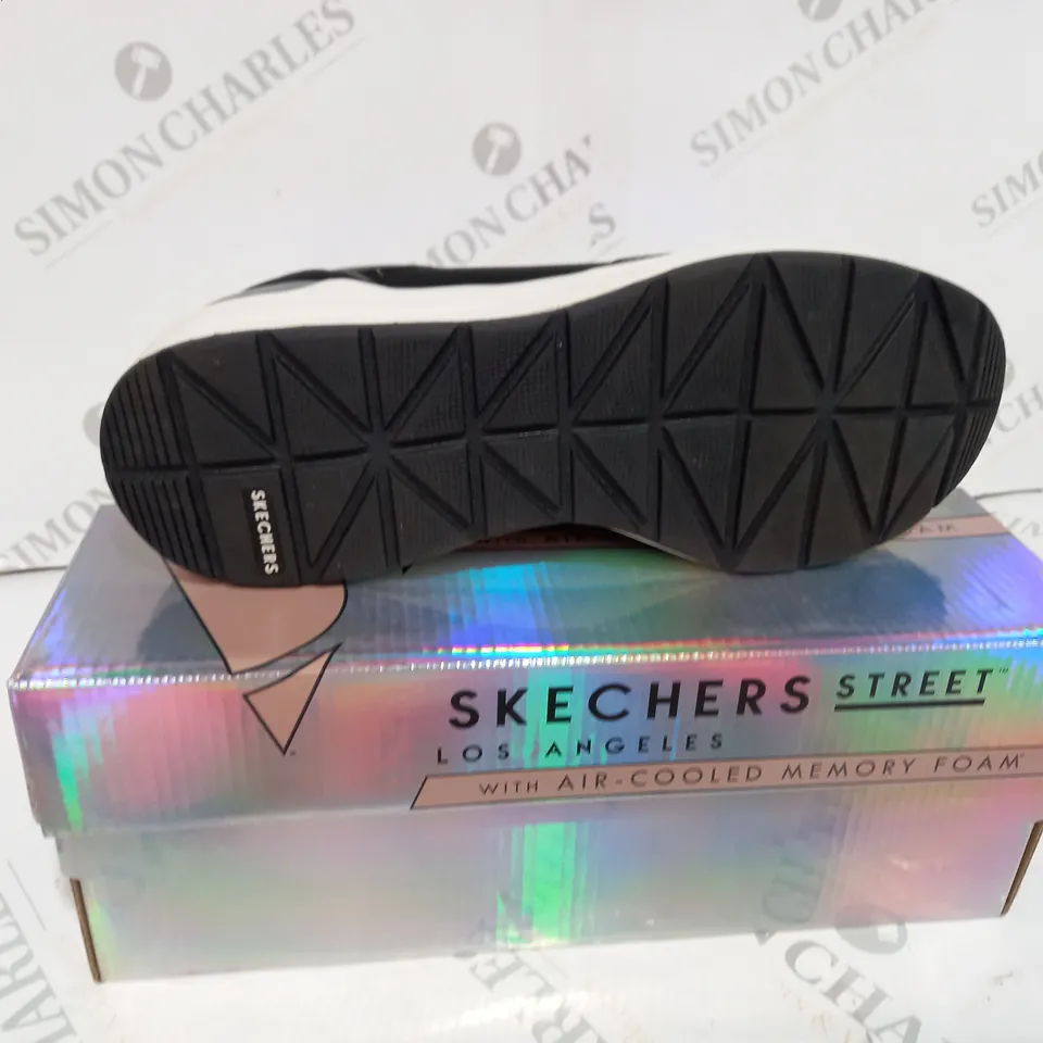 BOXED SKETCHERS GOWALK TRAINERS - SIZE UK 6