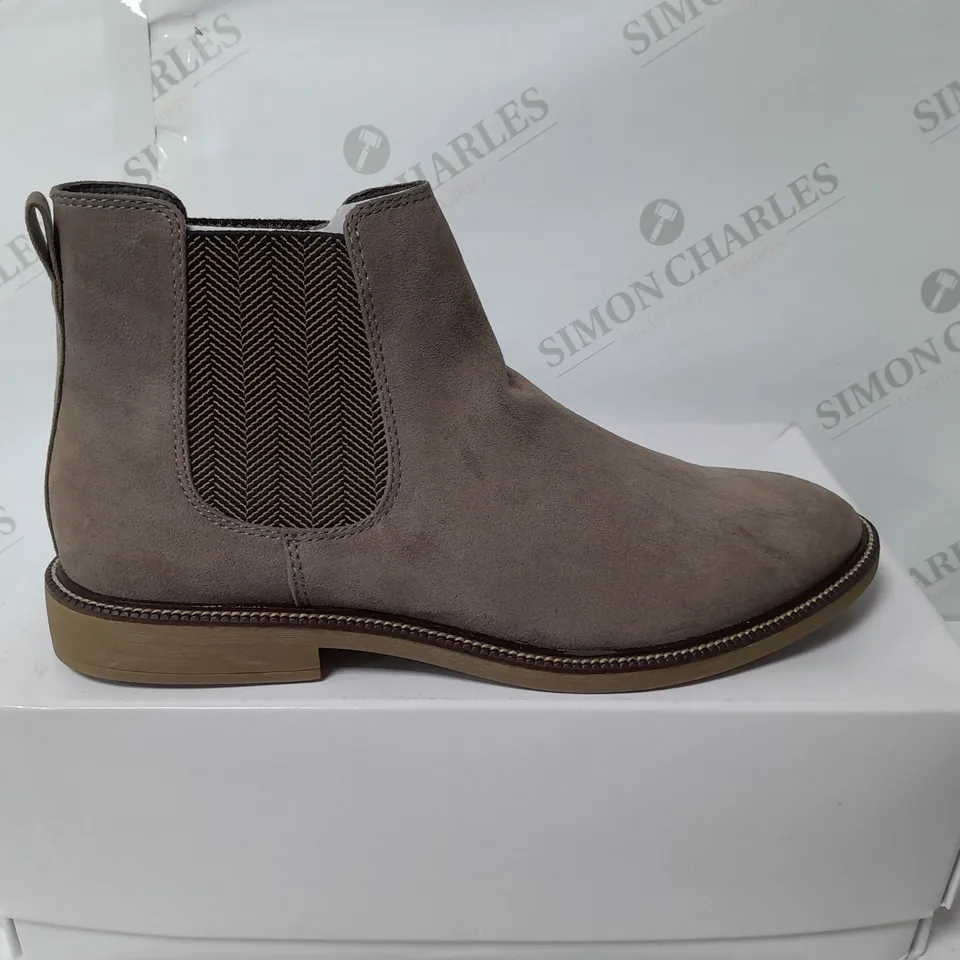 FIND MENS MARSH MICROSUEDE ANKLE BOOT IN TAUPE SIZE 10