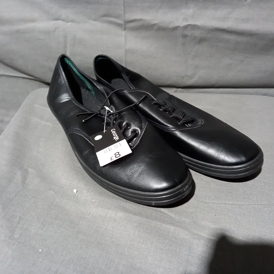 APPROXIMATELY 15 PAIRS OF GEORGE FLAT LACE UP SHOES IN BLACK SIZE 10 