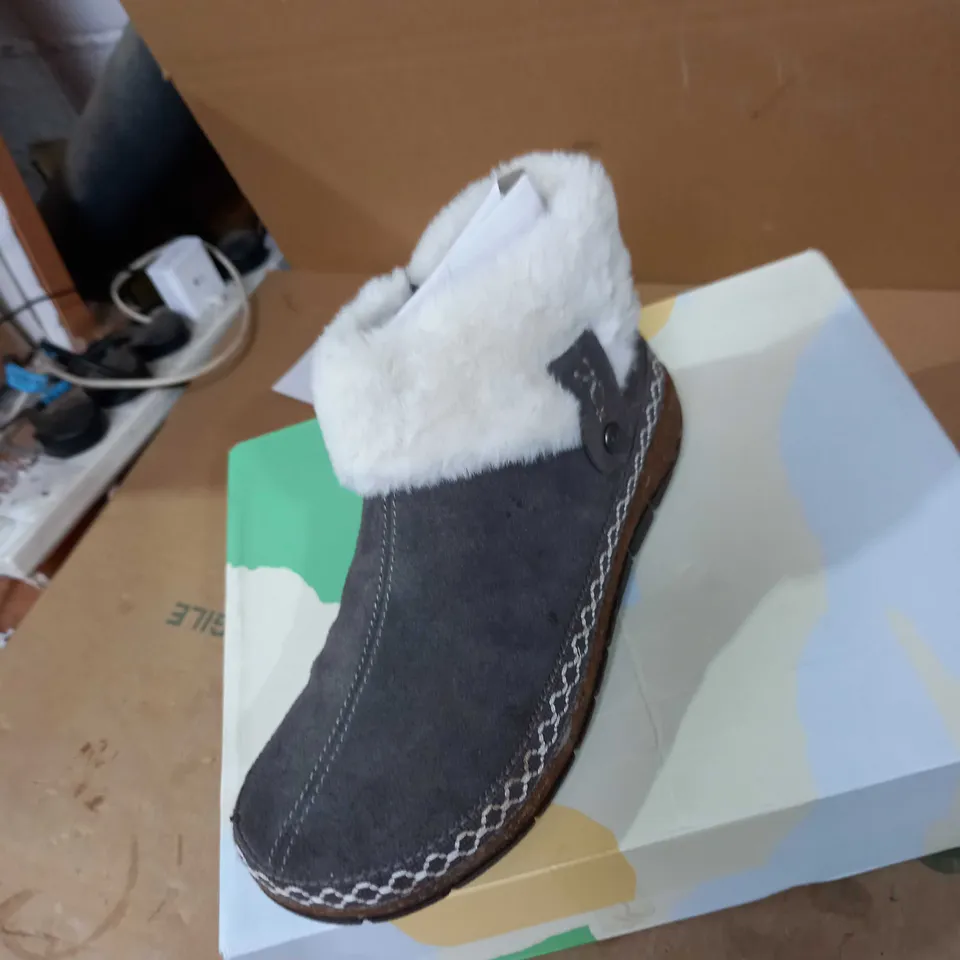 EARTH ORIGIN DARK GREY BOOTS SIZE 6