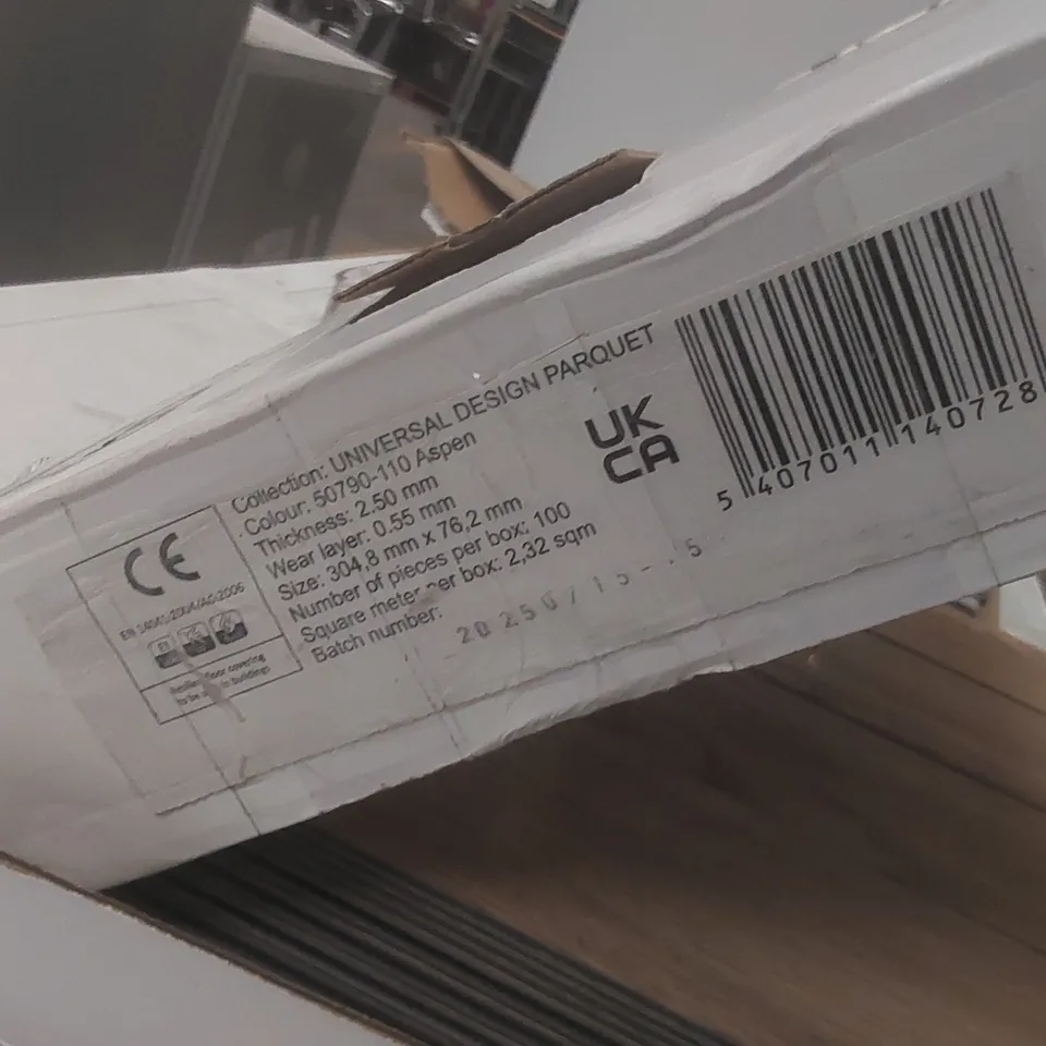 PALLET CONTAINING A LARGE QUANTITY OF LUXURY VINYL TILES