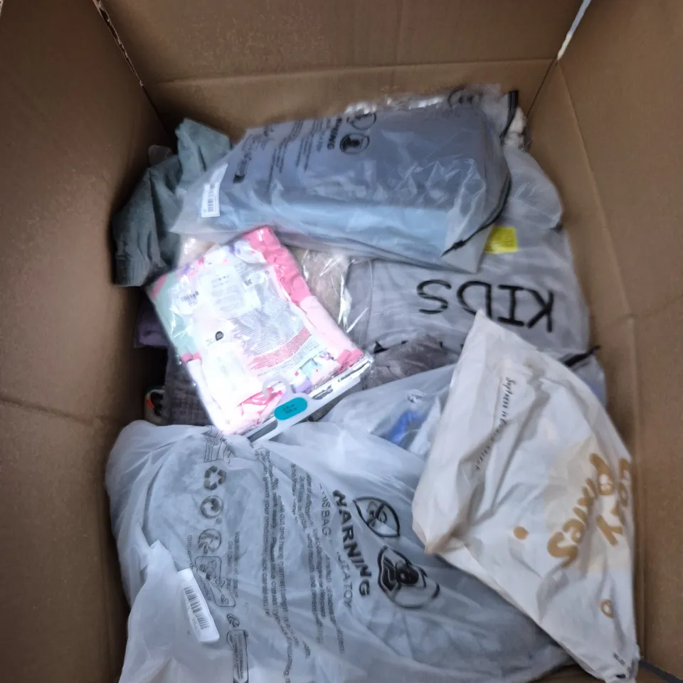 BOX OF APPROXIMATELY 20 ASSORTED KIDS CLOTHING ITEMS TO INCUDE - BAG, PYJAMAS, DRESS, ETC