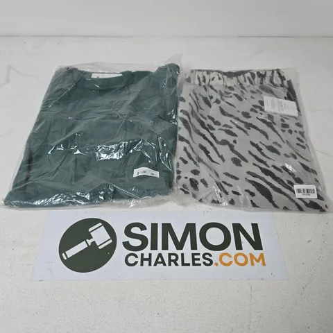 APPROXIMATELY 30 ASSORTED TAMSY CLOTHING ITEMS IN VARIOUS SIZES & STYLES