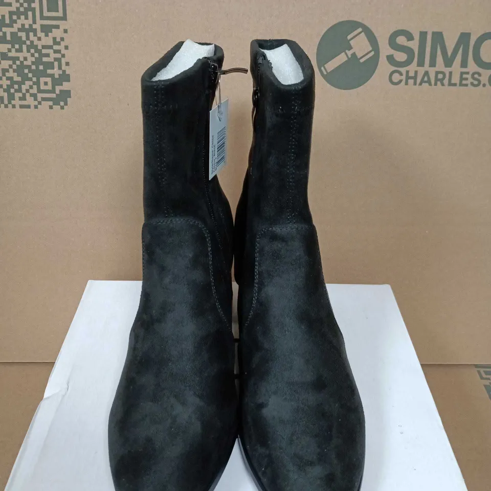 BOXED PAIR OF SHOES BY EMMA BLACK SUEDE ANKLE BOOT WITH BLOCK HEEL – UK 7 
