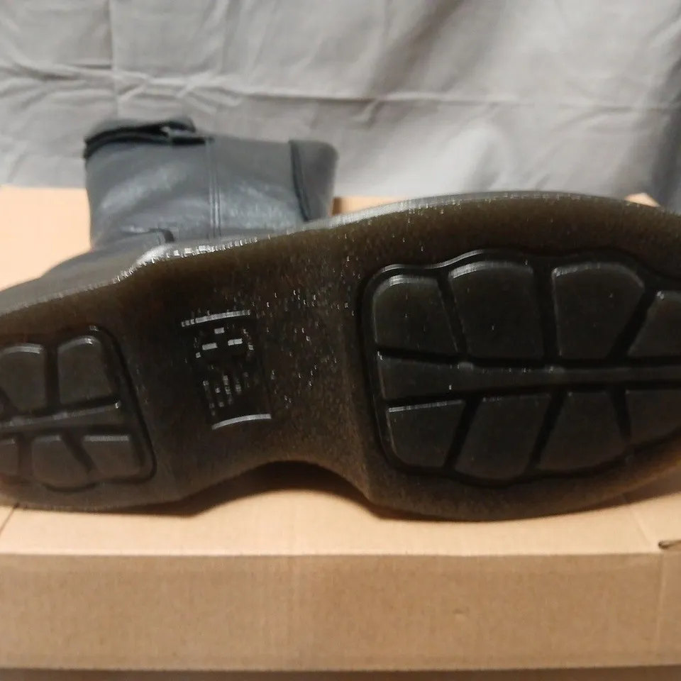BOXED DR. MARTENS BUZZ HI BOOTS – UK 5 (EU 38) – BLACK