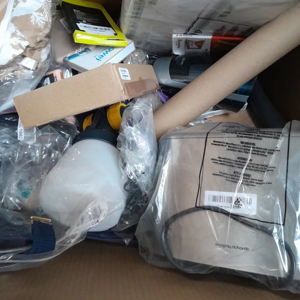 BOX OF APPROXIMATELY 10 ASSORTED HOUSEHOLD ITEMS TO INCLUDE DVD PLAYER, MAKE-UP RING LIGHT, ETC - COLLECTION ONLY