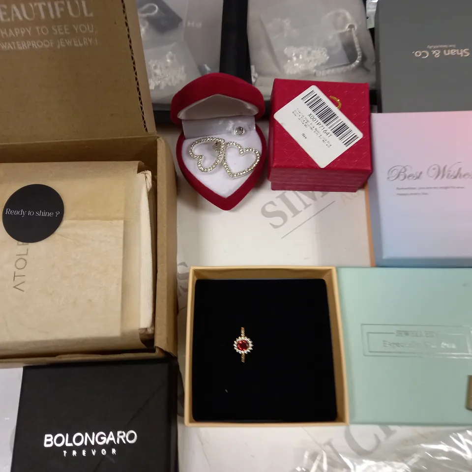 LOT OF ASSORTED JEWELLERY AND WATCH ITEMS