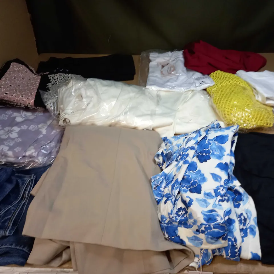 BOX OF APPROX 35 ASSORTED CLOTHING ITEMS TO INCLUDE - DRESSES, T-SHIRTS AND TROUSERS