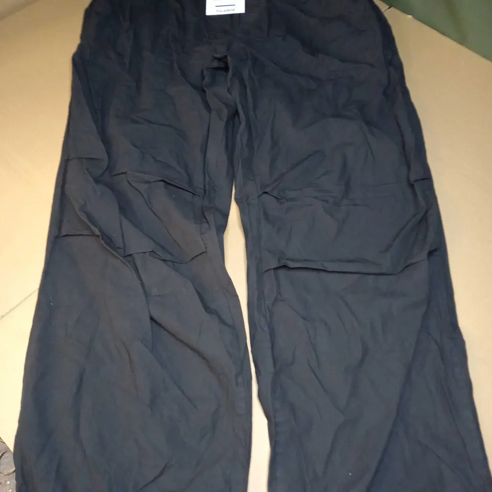 PULL & BEAR BAGGY SHORT LEGGED PANTS IN BLACK