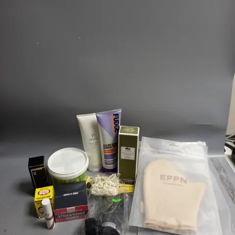 BOX OF APPROXIMATELY 20 COSMETIC ITEMS TO INCLUDE - FUDGE BLONDE CONDITIONER - EFFN TANNING MITT - NO7 LIPSTICK - ETC 