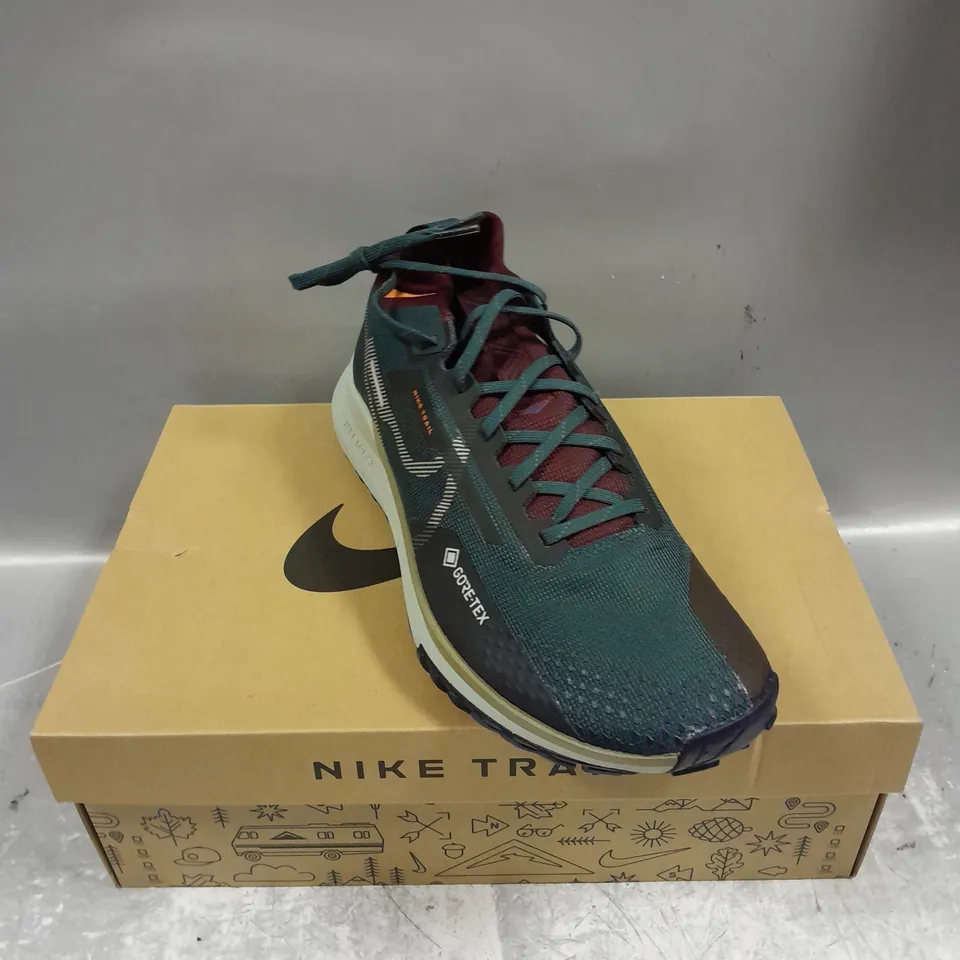 BOXED PAIR OF NIKE TRAIL REACT PEGASUS 4 GTX V2 TRAINERS IN DEEP JUNGLE/KHAKI NIGHT MAROON SIZE UK 9