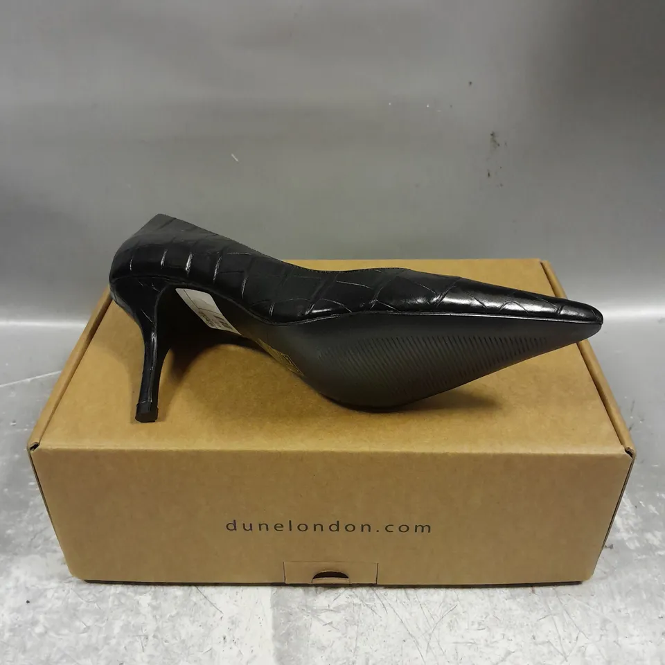 BOXED PAIR OF DUNE LONDON BOLD CROC PRINT LEATHER MID HEEL POINT COURT SHOES IN BLACK SIZE 5