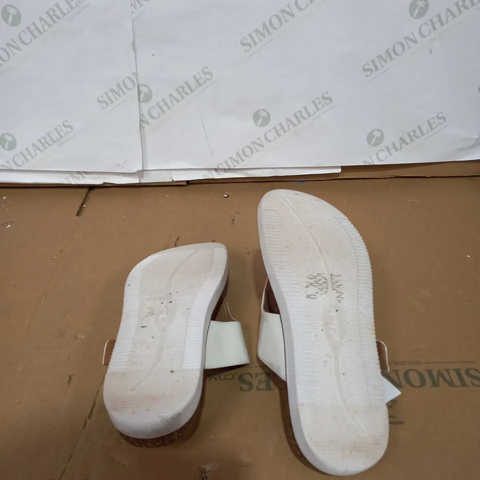 CLARKS UNSTRUCTED WHITE SANDALS SIZE 5