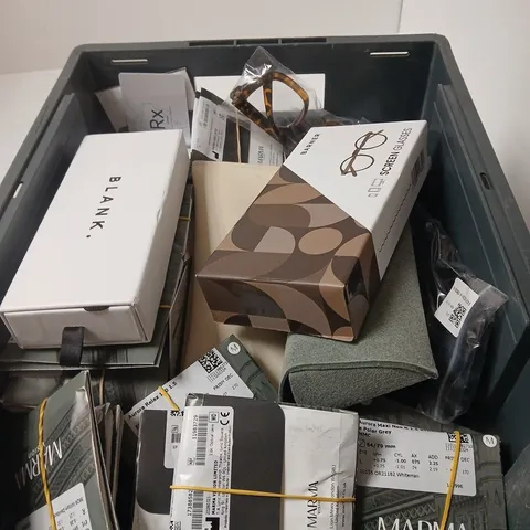 BOX OF APPROXIMATELY 12 ASSORTED SUNGLASSES / GLASSES